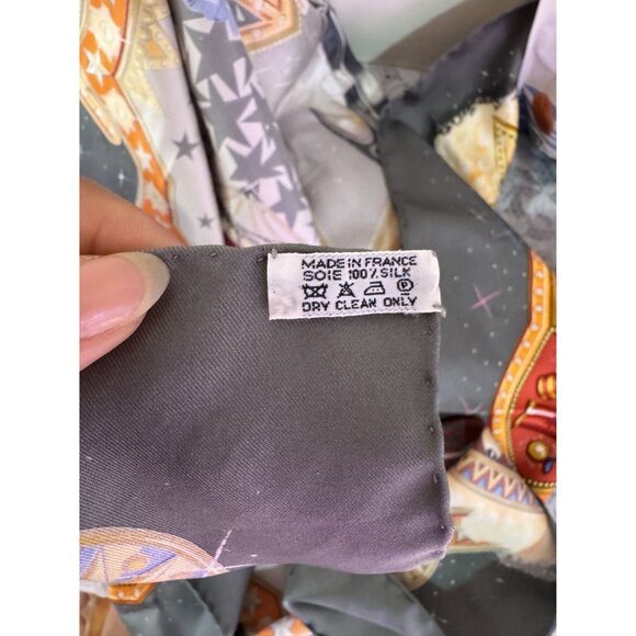 Hermés Scarf Carre La Magie Gray Multicolor 100% Silk Signed Claudia Size 90cm - Picture 8 of 11